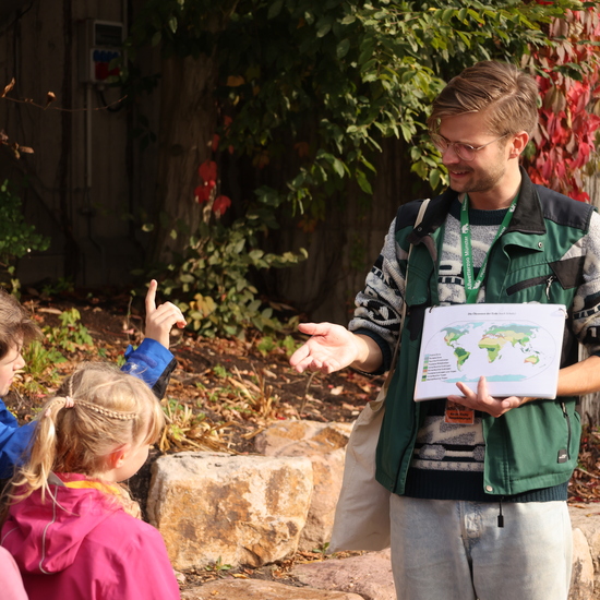 Ein Zoof&uuml;hrer unterrichtet drei Kinder
