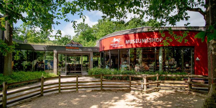 Das Pferdemuseum im Allwetterzoo Münster und eine Koppel vor dem Museum