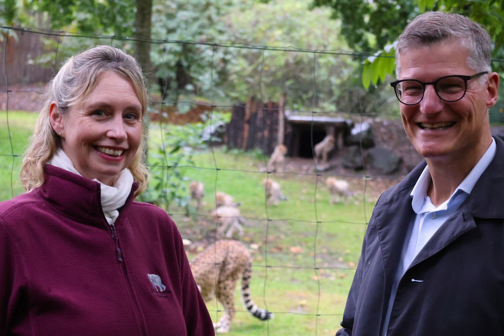 Dr. Simone Schehka und Oberb&uuml;rgermeister Tilman Fuchs bei der &Uuml;bergabe der Patenurkunde im Allwetterzoo M&uuml;nster.
