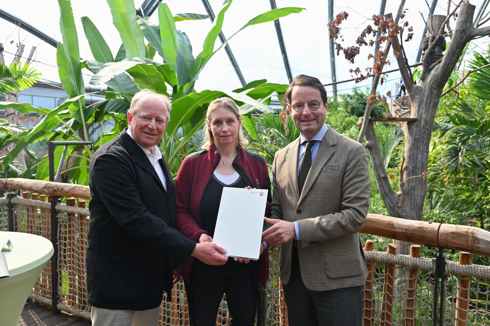 auf dem Foto sind von links Dr. Ludger Hellenthal, Dr. Simone Schehka und Regierungspr&auml;sident Andreas Bothe zu sehen.