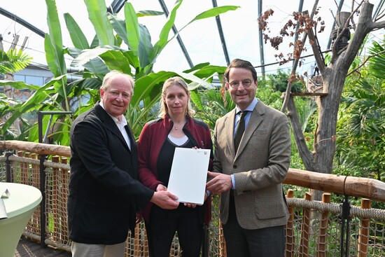 auf dem Foto sind von links Dr. Ludger Hellenthal, Dr. Simone Schehka und Regierungspr&auml;sident Andreas Bothe zu sehen.