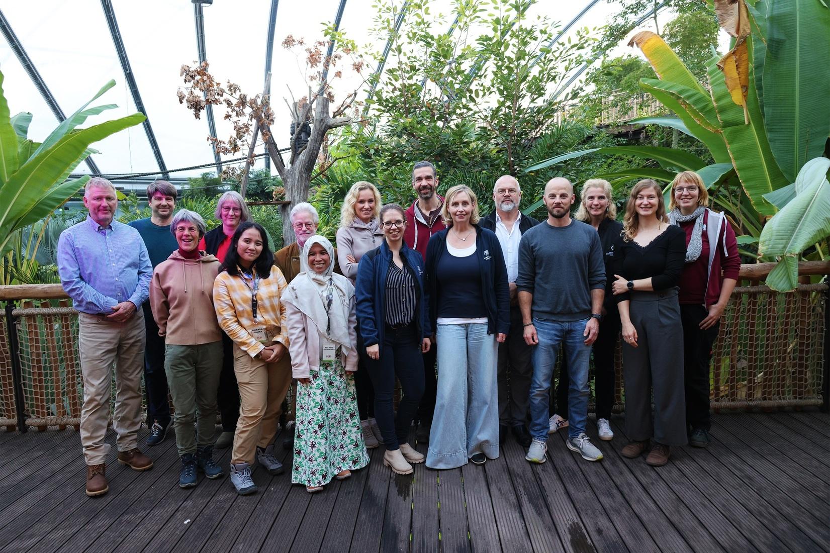 Die Veranstaltung „Botschafter des Regenwaldes – Der Orang-Utan im Fokus“  wurde von allen Teilnehmenden, hier auf dem Foto zu sehen, als voller Erfolg gewertet. Foto: Allwetterzoo Münster