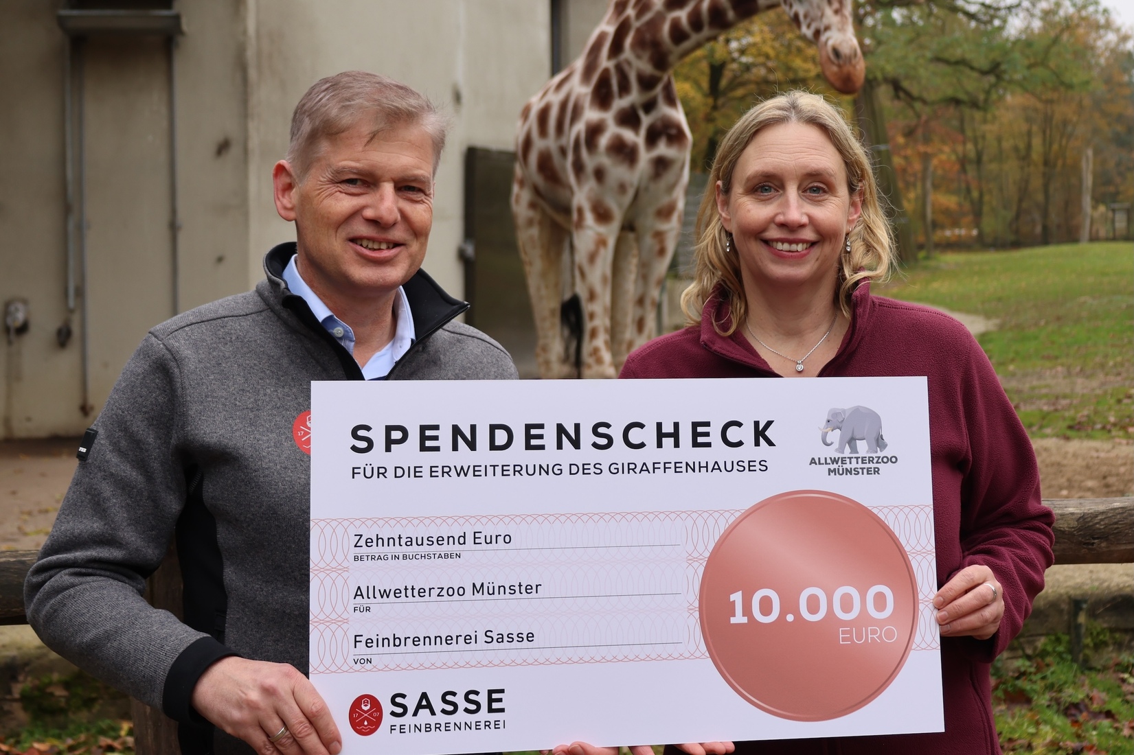 Rüdiger Sasse übergibt Spendenscheck in Höhe von 10000 € an Simone Schehka