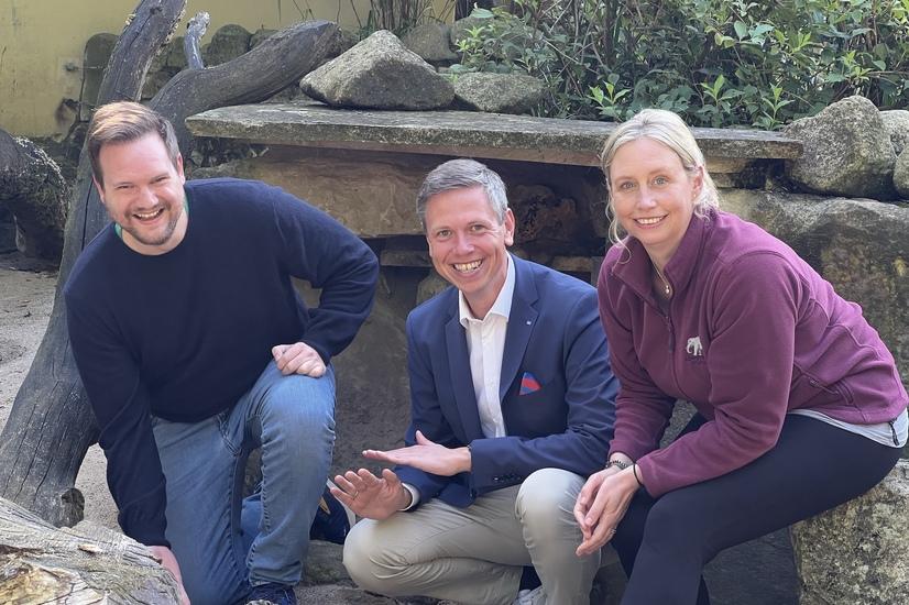 Drei Personen vor einem Gehege im Allwetterzoo