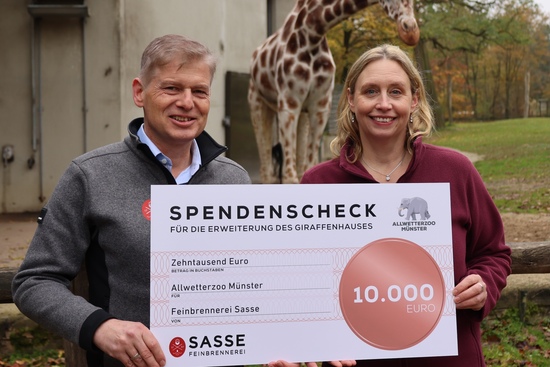 Rüdiger Sasse übergibt Spendenscheck in Höhe von 10000 € an Simone Schehka