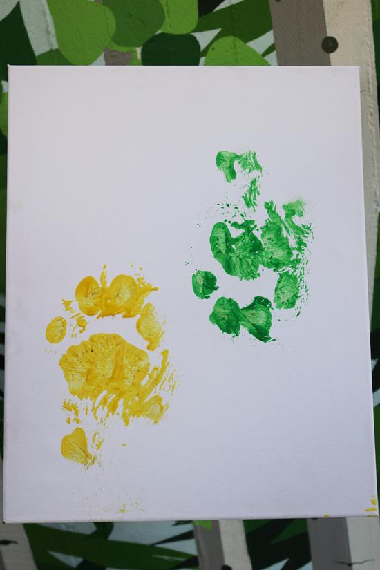 Eine Leinwand mit einem gelben und einem gr&uuml;nen Pfotenabdruck von Tigern