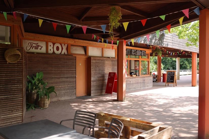 Das Bistro Africaneum mit Sitzgelegenheiten im Allwetterzoo