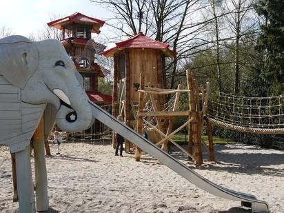 Spielplatz am Restaurant Klettertürme und eine Elefanten-Rutsche auf einem Spielplatz