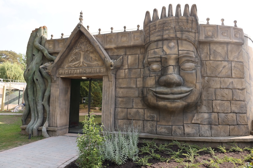 Außenansicht der Meranti Tropenhalle im Allwetterzoo