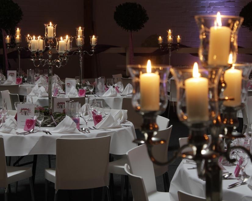 Das Pferdemuseum als Eventlocation mit eingedeckten Tischen voller Kerzen und Servietten