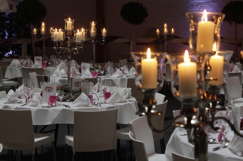 Das Pferdemuseum als Eventlocation mit eingedeckten Tischen voller Kerzen und Servietten