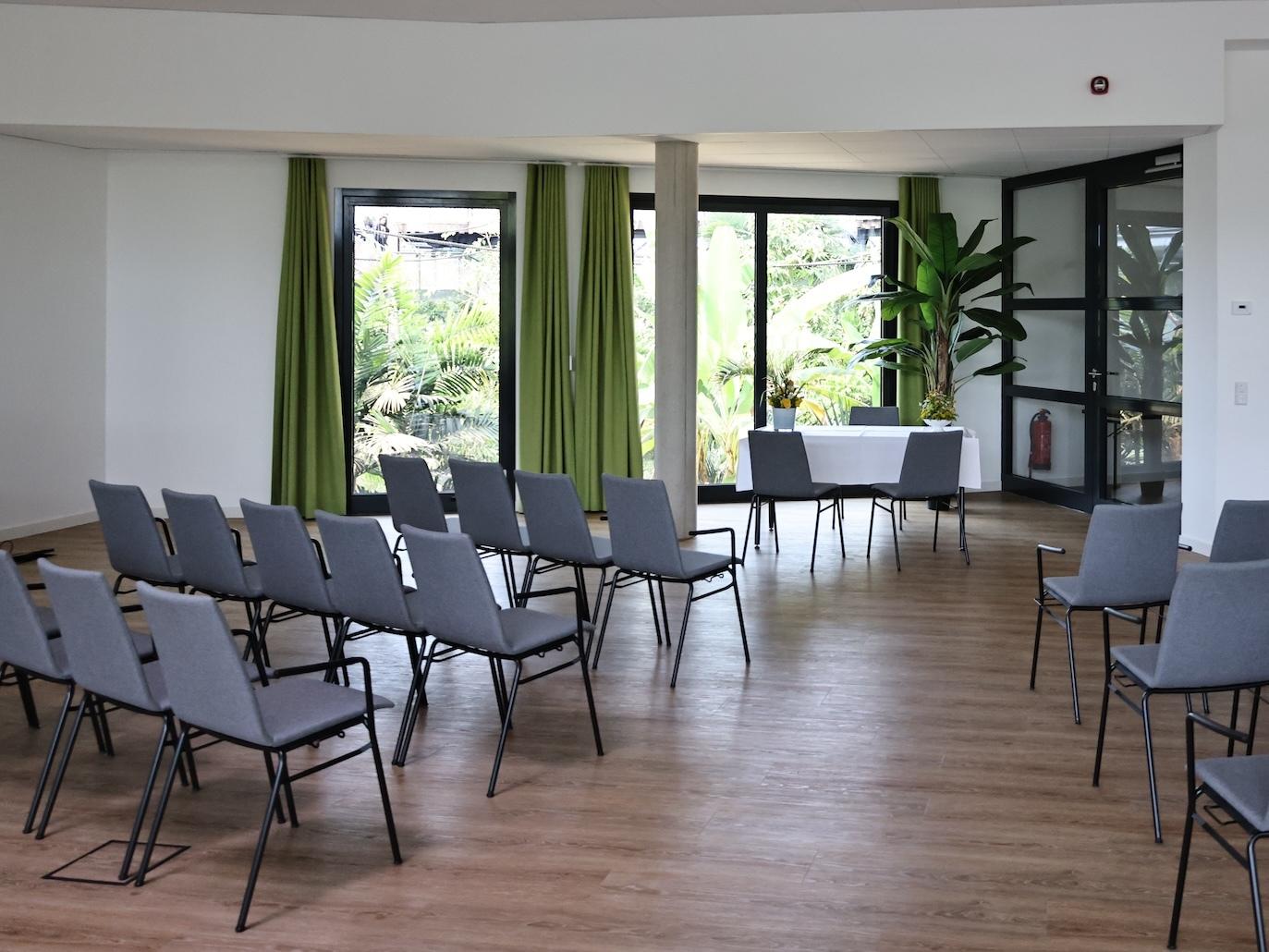 Der Trausaal zum Heiraten in M&uuml;nster im Allwetterzoo mit St&uuml;hlen und Blick in die Tropenhalle
