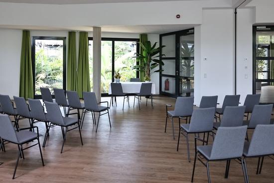 Der Trausaal zum Heiraten in M&uuml;nster im Allwetterzoo mit St&uuml;hlen und Blick in die Tropenhalle