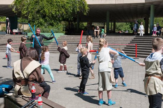 Kinder lernen in der Lichtschwertschule wie sie eine Show mit Lichtschwertern machen k&ouml;nnen