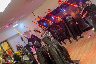 Als Star-Wars-Charaktere verkleidete Teilnehmer des galaktischen Wochenendes üben den Lichtschwertkampf
