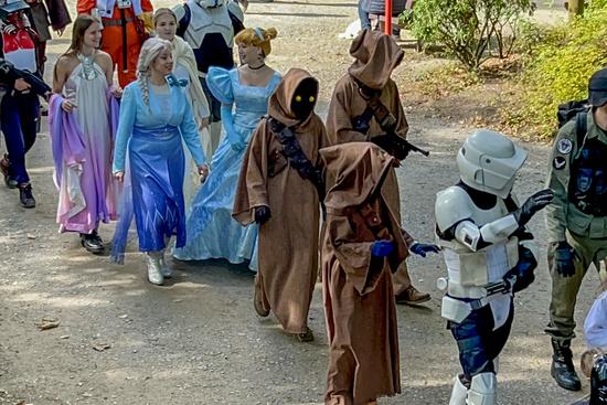 Die Cosplay Parade vom galaktischen Wochenende im Allwetterzoo mit Menschen in Star Wars und Disney Kostümen