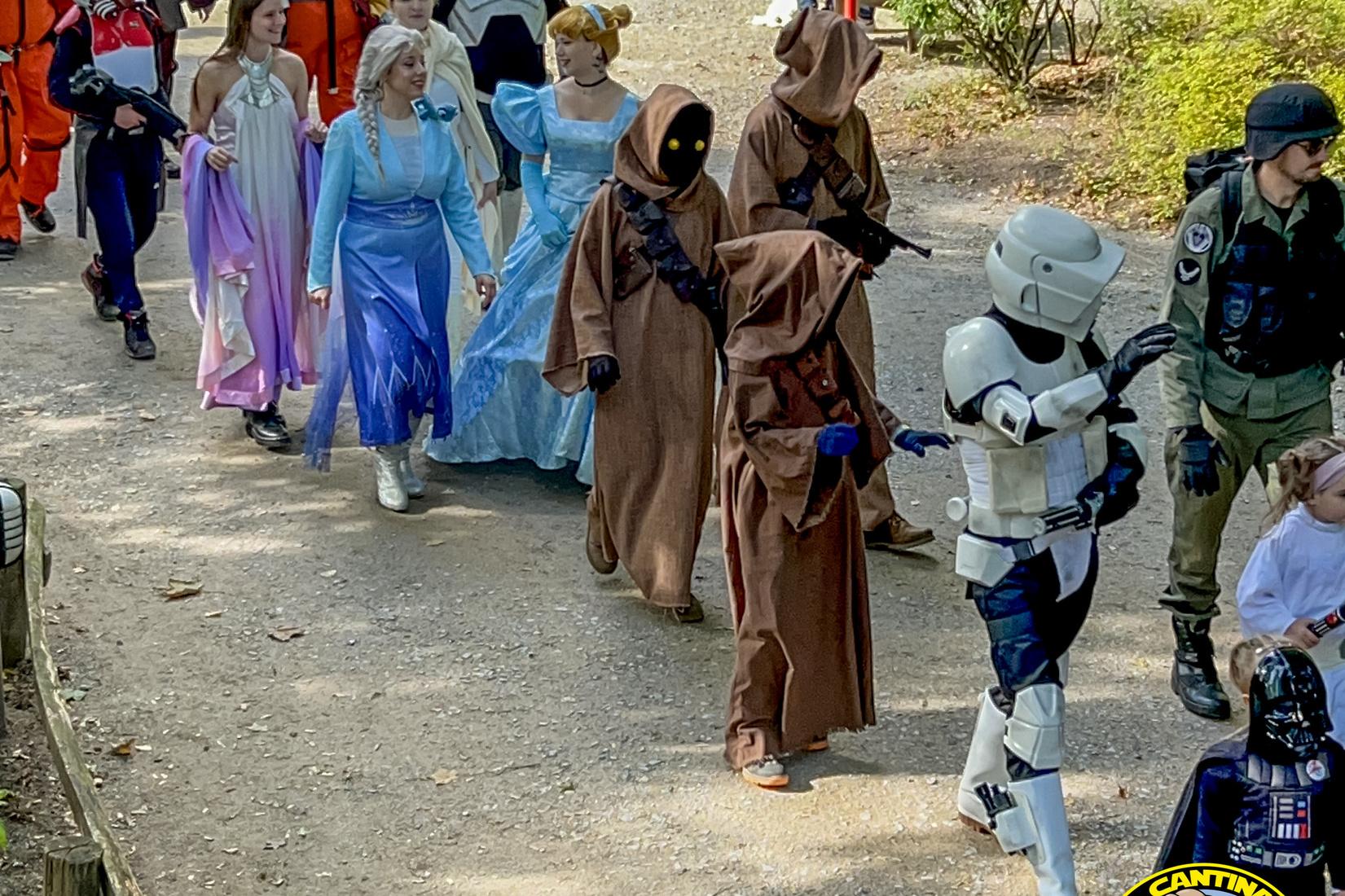 Die Cosplay Parade vom galaktischen Wochenende im Allwetterzoo mit Menschen in Star Wars und Disney Kostümen