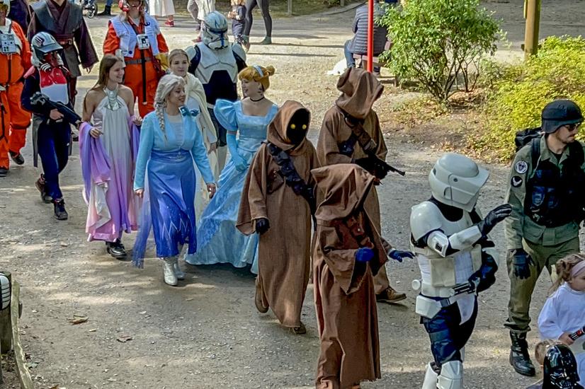 Die Cosplay Parade vom galaktischen Wochenende im Allwetterzoo mit Menschen in Star Wars und Disney Kostümen
