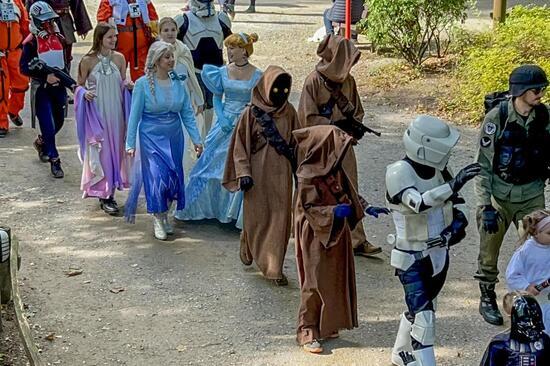 Die Cosplay Parade vom galaktischen Wochenende im Allwetterzoo mit Menschen in Star Wars und Disney Kost&uuml;men