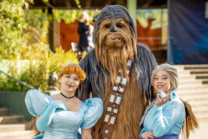 Verkleidete Teilnehmer der Cosplay Parade beim galaktischen Wochenende in Chewbacca und Elsa Kostümen