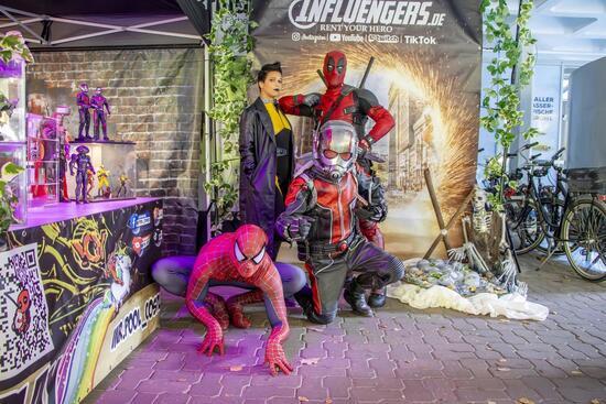 Cosplayer verkleidet als Spiderman und Ant-Man bei der Cosplay Parade beim galaktischen Wochenende im Allwetterzoo