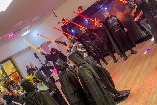 Als Star-Wars-Charaktere verkleidete Teilnehmer des galaktischen Wochenendes &uuml;ben den Lichtschwertkampf