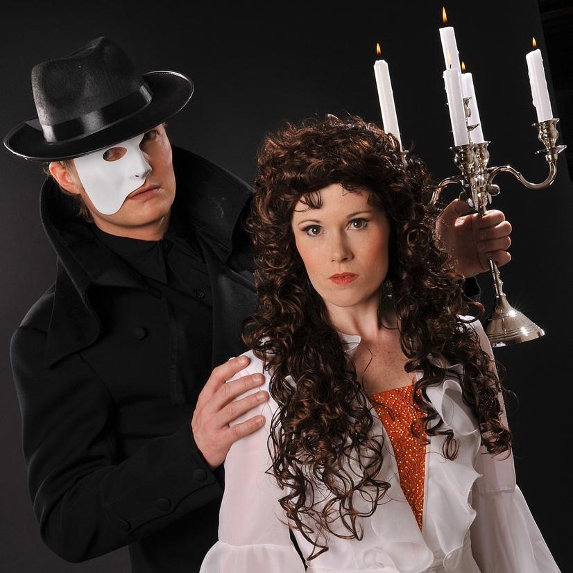 Das Foto zeigt Bühnendarsteller in Kostümen des Musicals „Phantom der Oper“