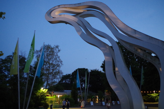 Die Pinguin Statue vor dem Zoo in der Dämmerung