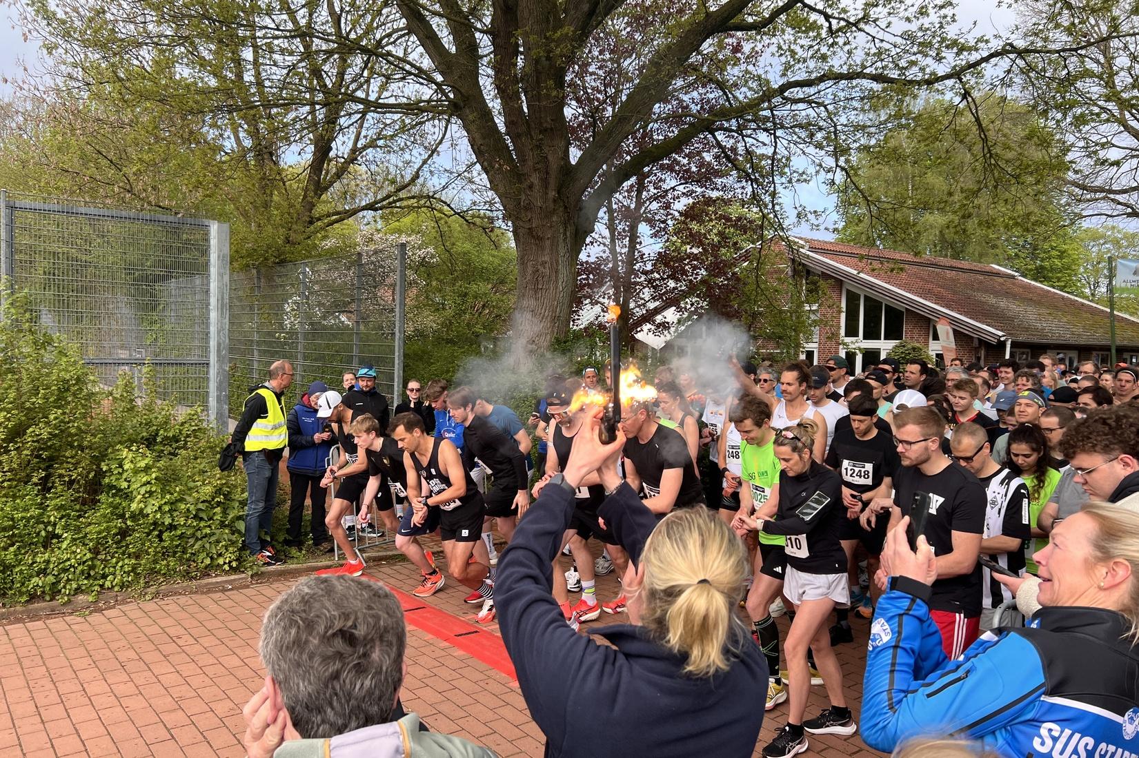 Zoodirektorin Simone Schehka gibt den Startschuss f&uuml;r den Halbmarathon bei "Rund um den Allwetterzoo".