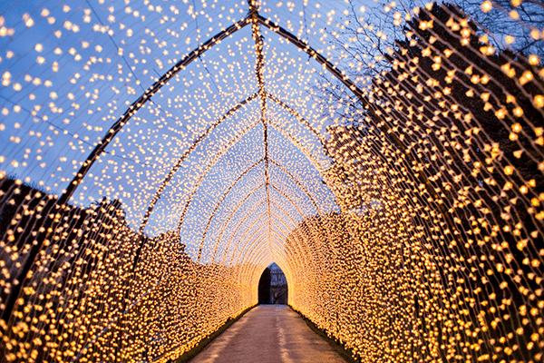 Ein Tunnel aus Lichterketten bei den XMAS Lights