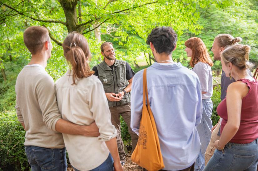 Ein Zoof&uuml;hrer unterrichtet ein Gruppe aus Besuchern