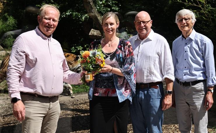 Vertragsverlängerung Simone Schehka Zoo-Direktorin Schehka wird zur Vertragsverlängerung gratuliert